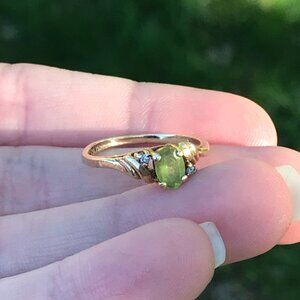 MAGIC GLO ✨ 10k Gold Ring With Green Peridot Diamond 💚
